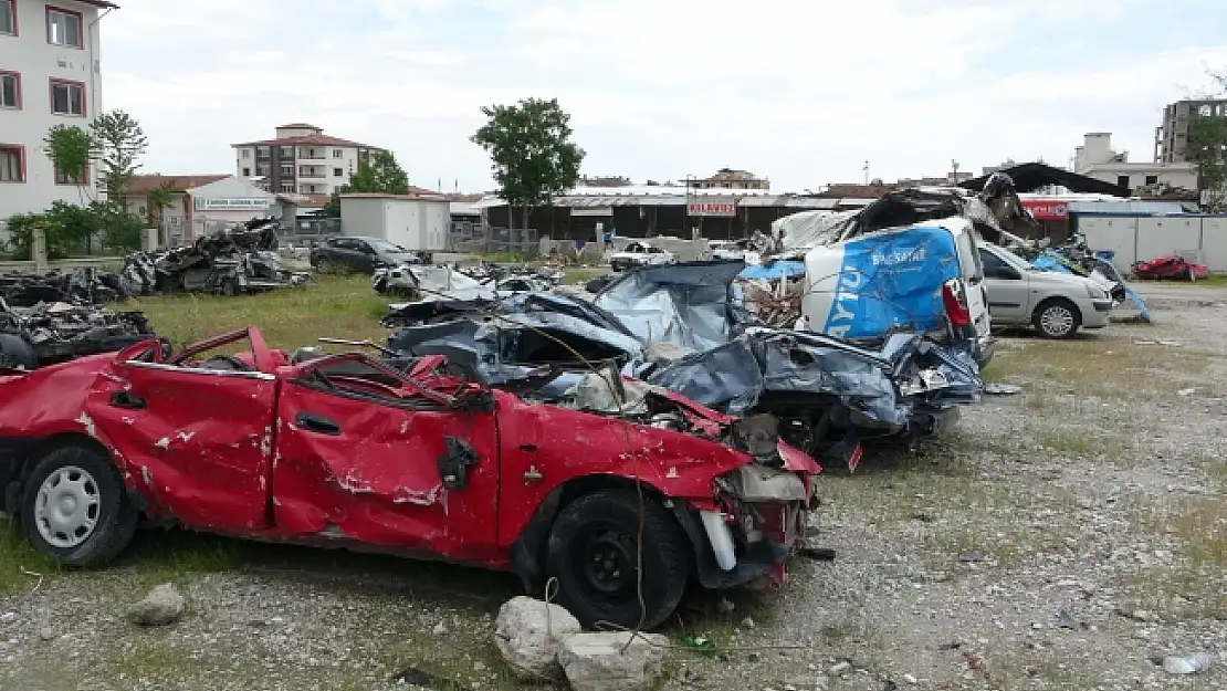 Depremde 200 milyon TL değerindeki 245 araç hurdaya döndü