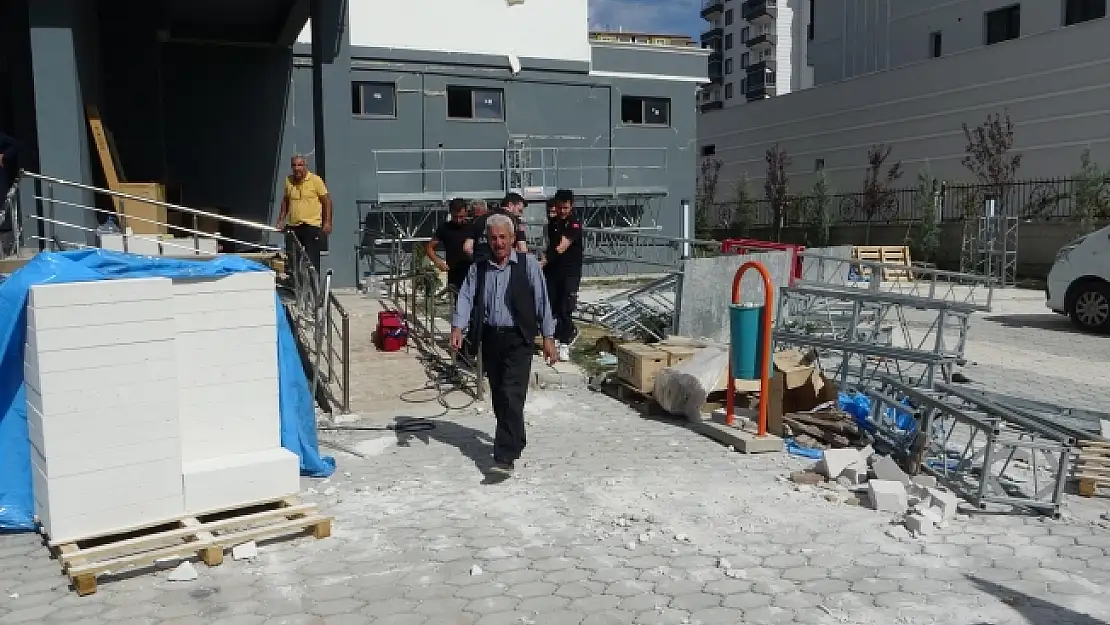 İnşaat iskelesi çöktü, 2 işçi yaralandı