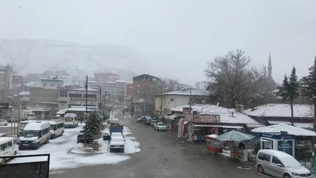 Darende İlçesi'nde kar yağışı etkili oluyor