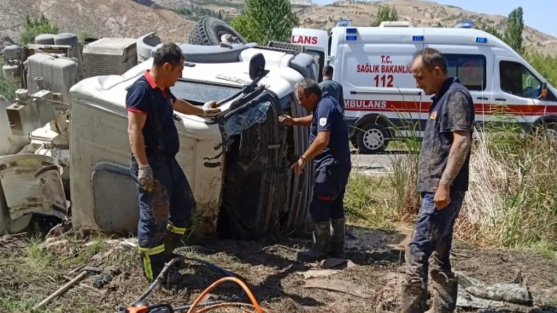 Malatya'da çimento mikseri devrildi: 2 yaralı