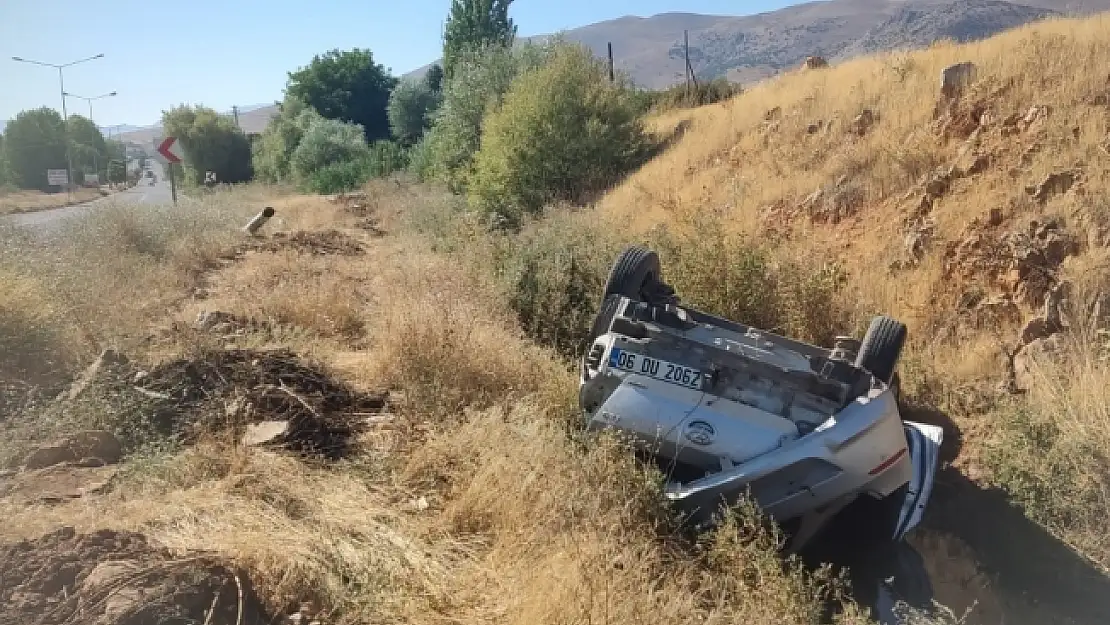 Malatya'da otomobil şarampole devrildi