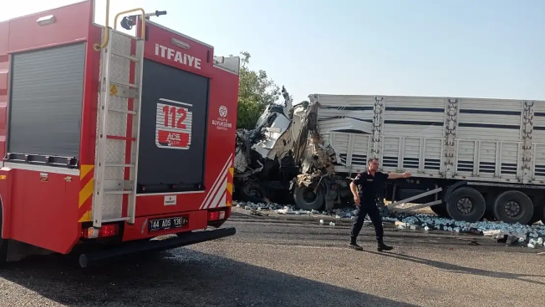 Tır ile kamyon kafa kafaya çarpıştı: 1 ölü, 1 yaralı