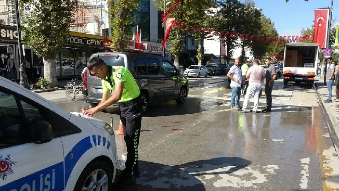 Servis aracının çarptığı yaya ağır yaralandı
