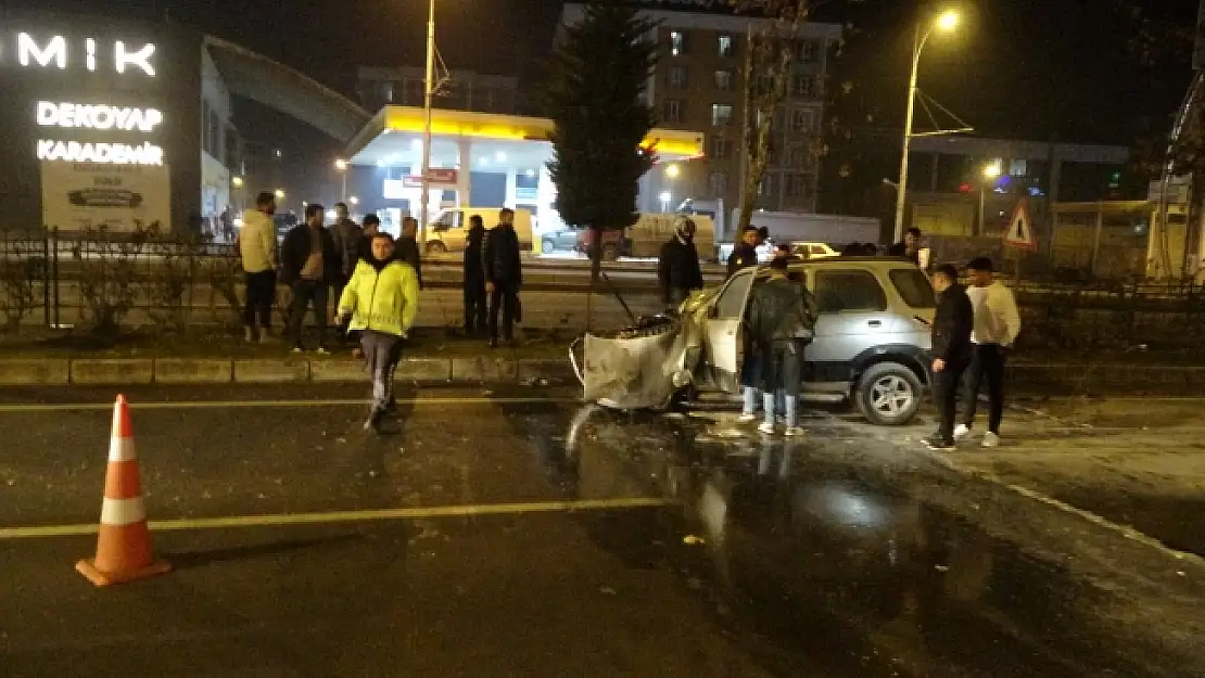 Lastiği patlayan araç karşı şeride geçti!