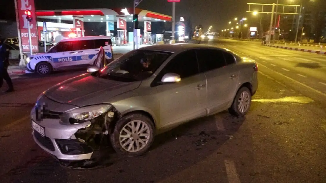 Malatya'da hafif ticari araç otomobille çarpıştı: 2 yaralı