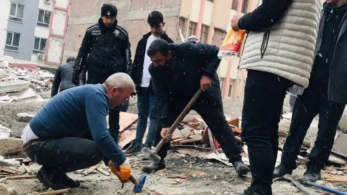 Enkazdan saatler sonra kurtarılan depremzede: &quotAllah bir daha o günleri yaşatmasın"