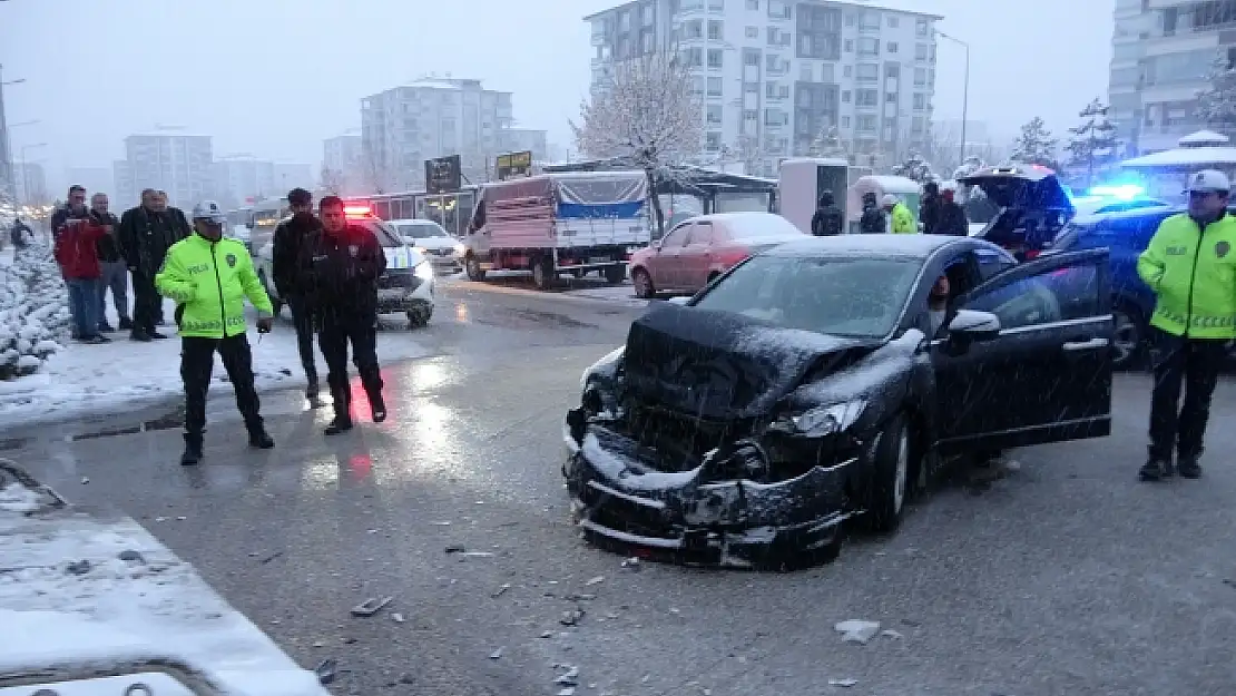 Malatya'da öğrenci servisi ile otomobil çarpıştı: 5 yaralı