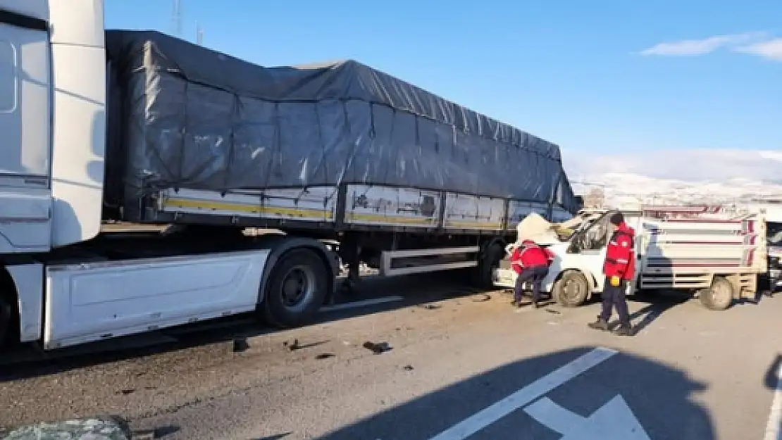 Malatya'da tır ile kamyonet çarpıştı: 1 ölü, 1 yaralı