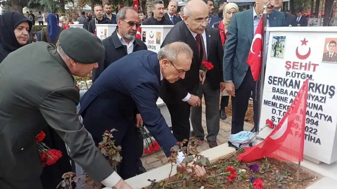 Malatya'da şehitlikte buruk bayramlaşma