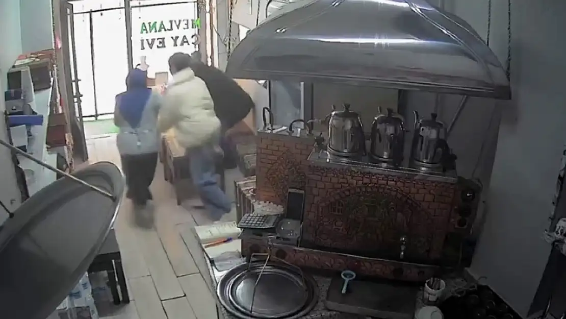 Deprem'e çay ocağında yakalandılar!