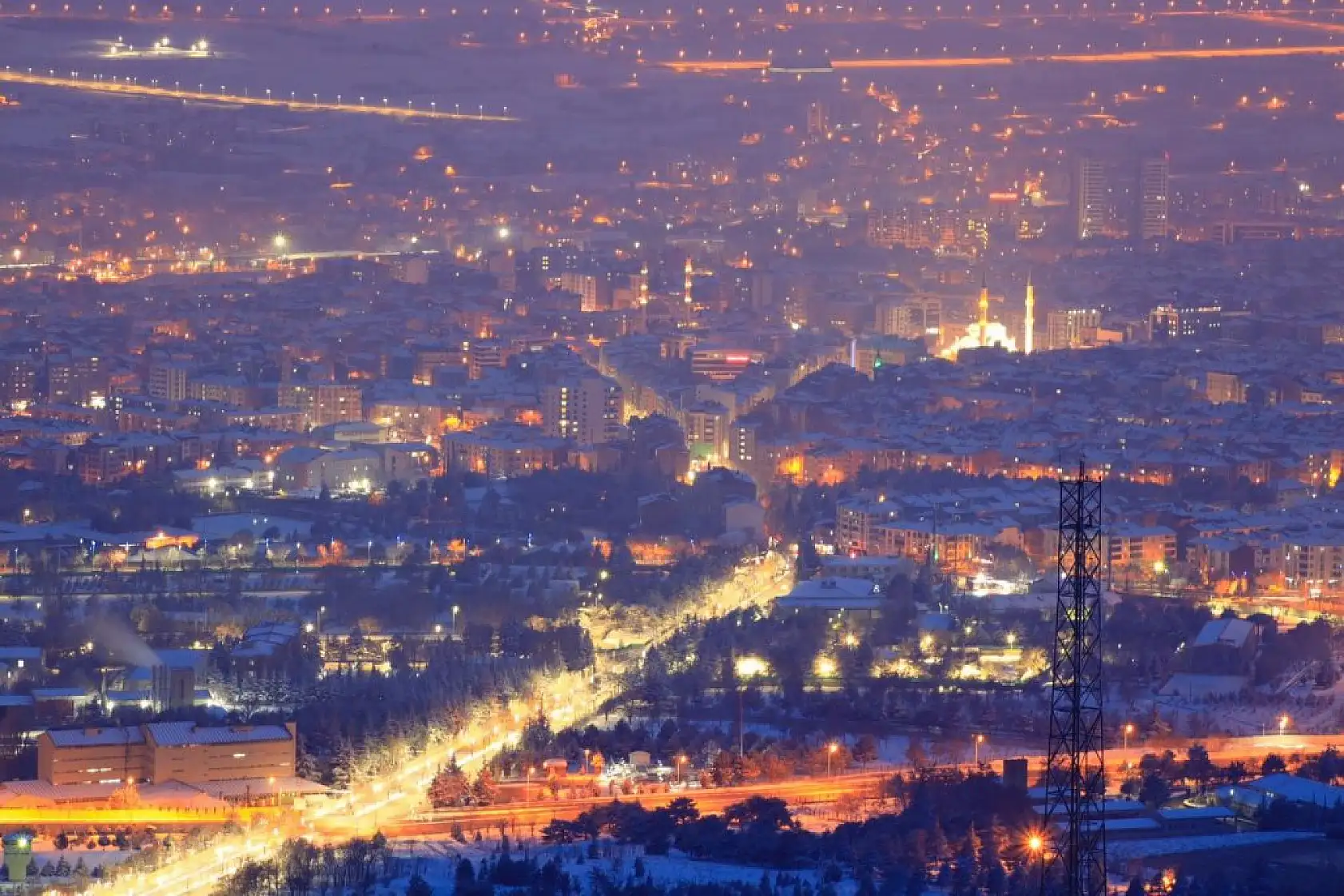 Karla kaplanan Harput'ta gece ışıkları ile görsel şölen