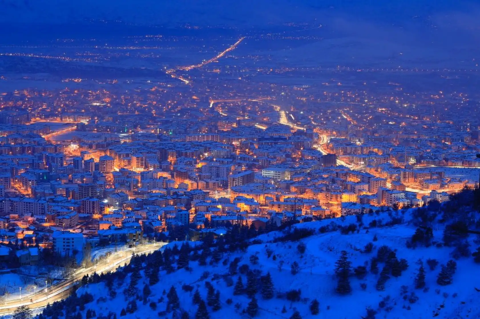Karla kaplanan Harput'ta gece ışıkları ile görsel şölen