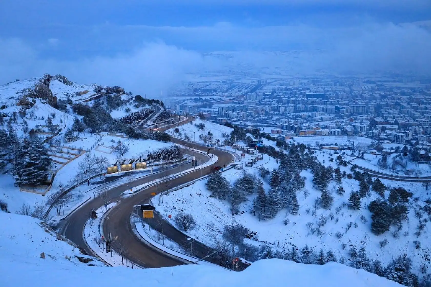 Karla kaplanan Harput'ta gece ışıkları ile görsel şölen