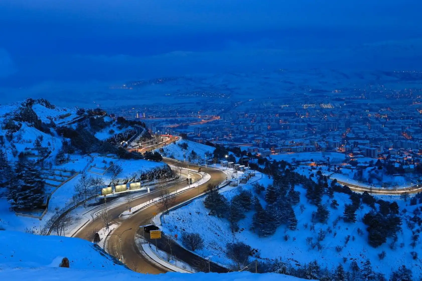 Karla kaplanan Harput'ta gece ışıkları ile görsel şölen