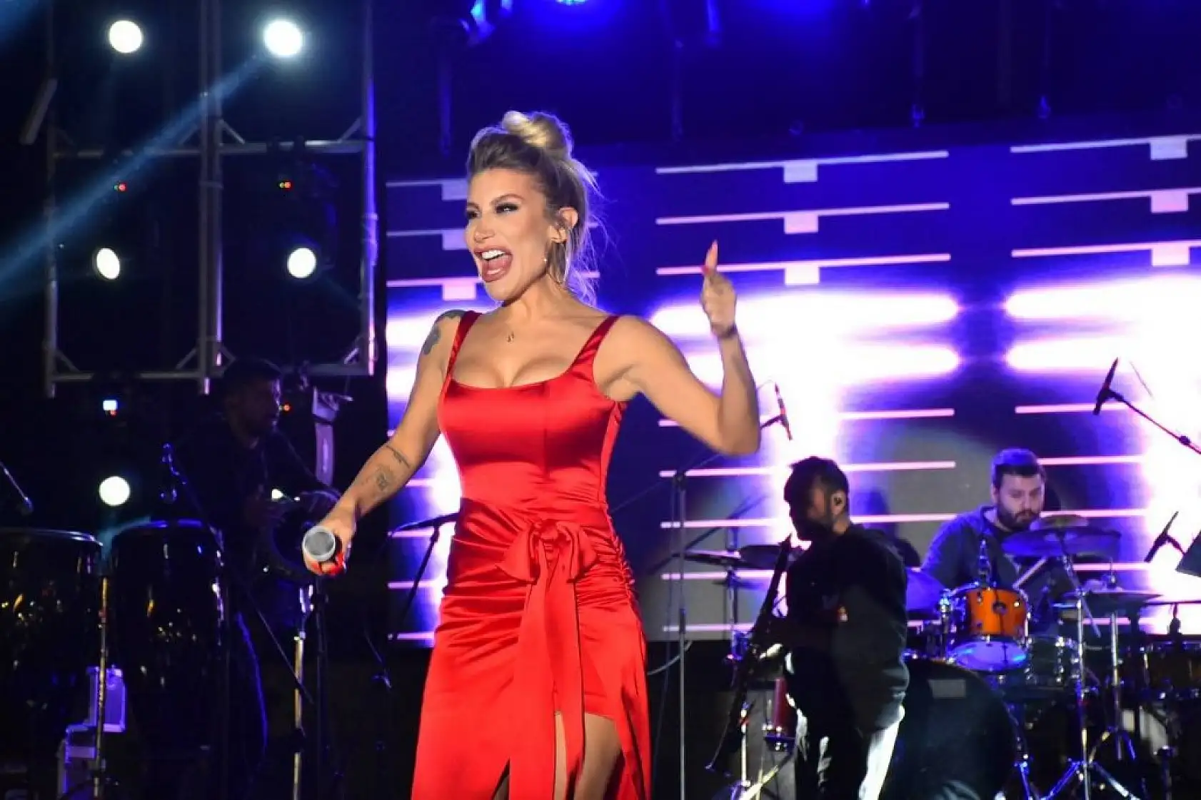 İrem Derici Edremit'te sahne aldı