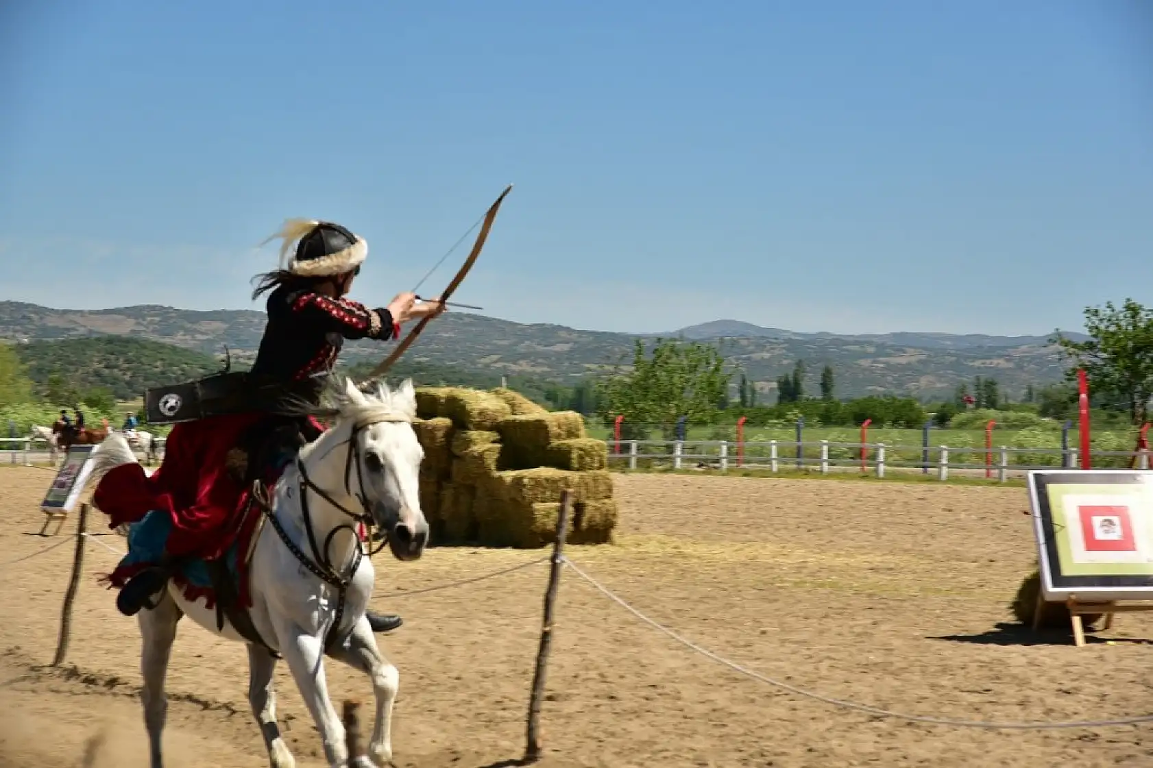 Sındırgı'da sınırları aşan Atlı Okçuluk yarışması