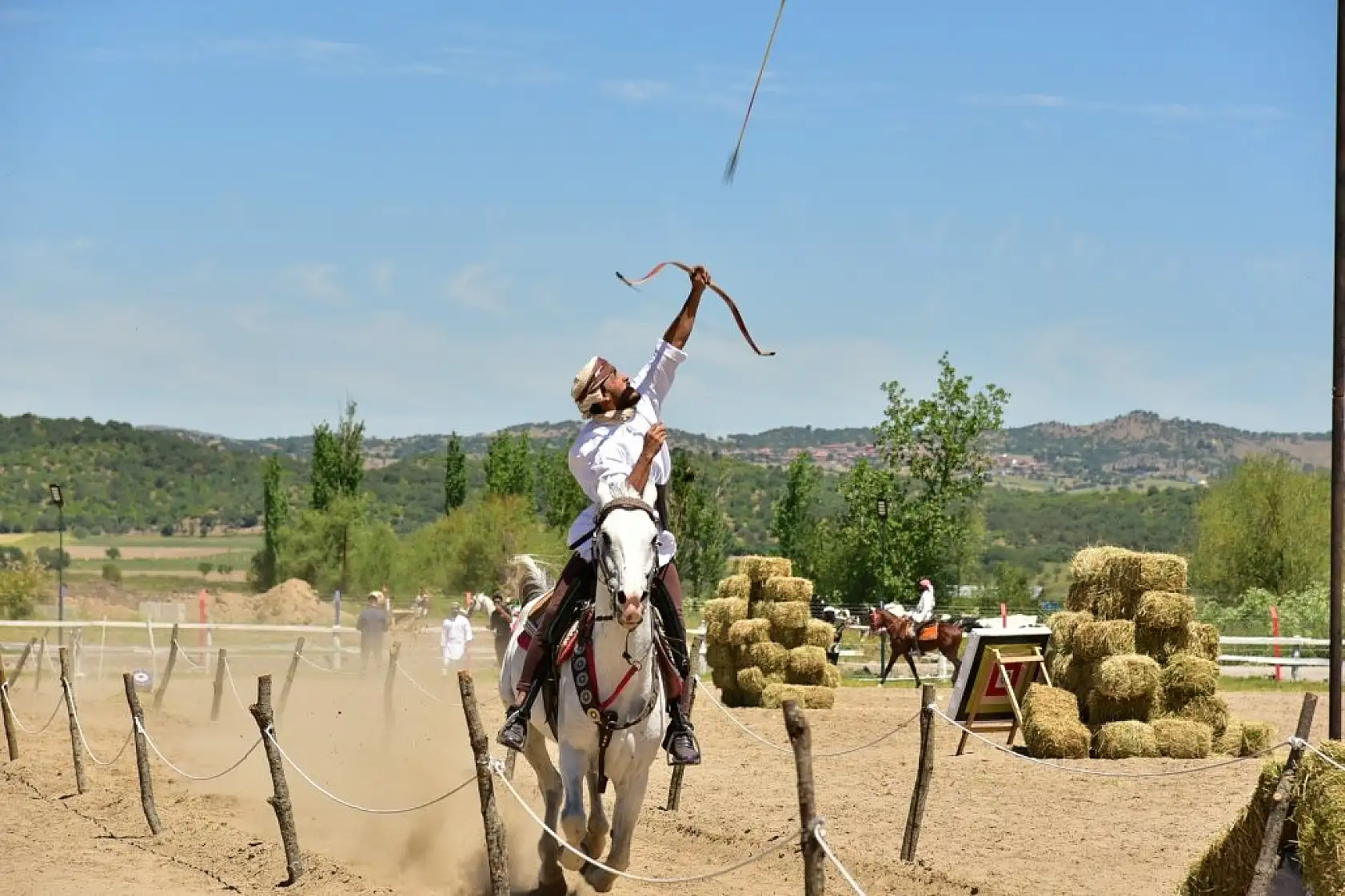 Sındırgı'da sınırları aşan Atlı Okçuluk yarışması