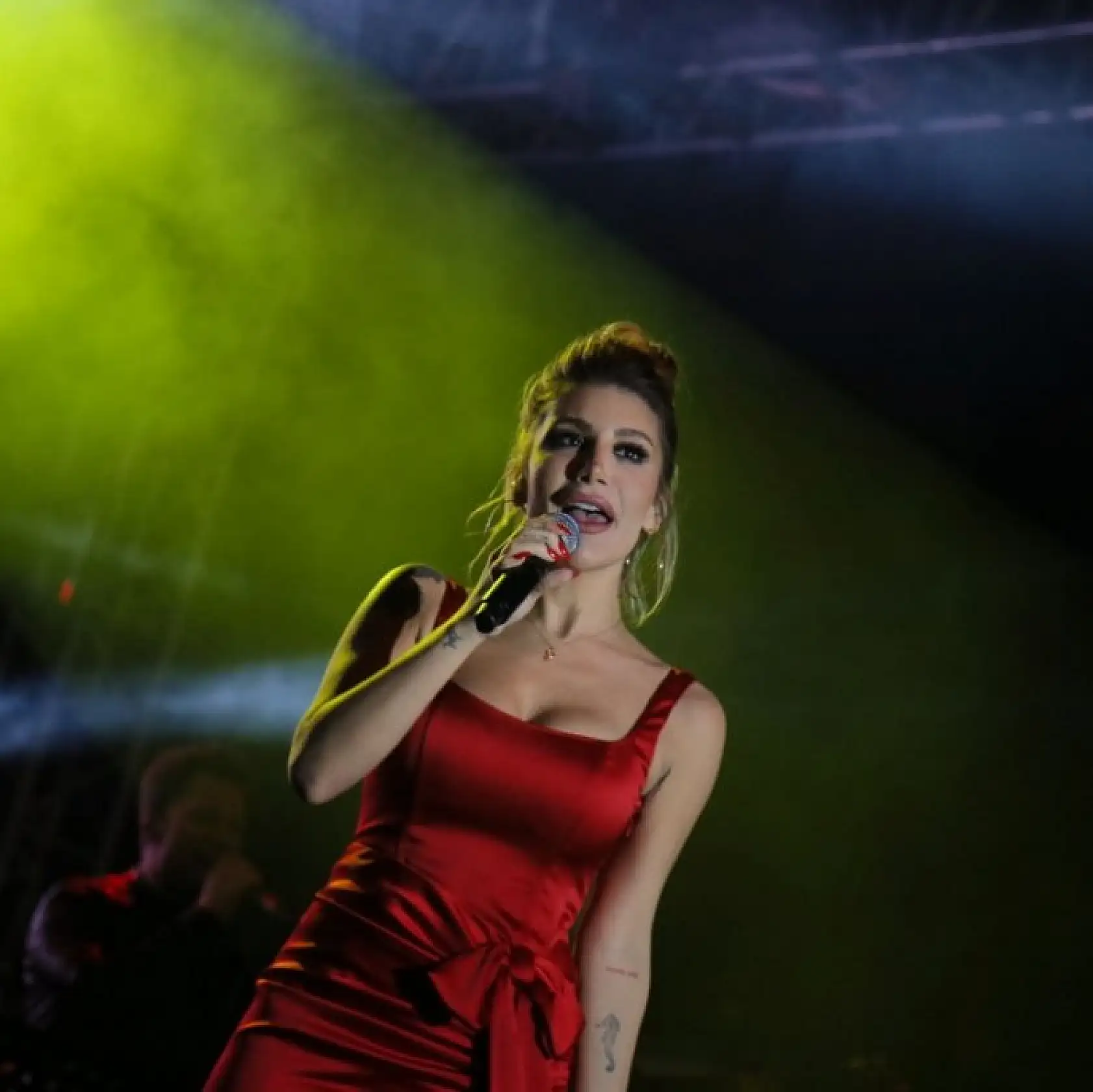 İrem Derici Edremit'te sahne aldı