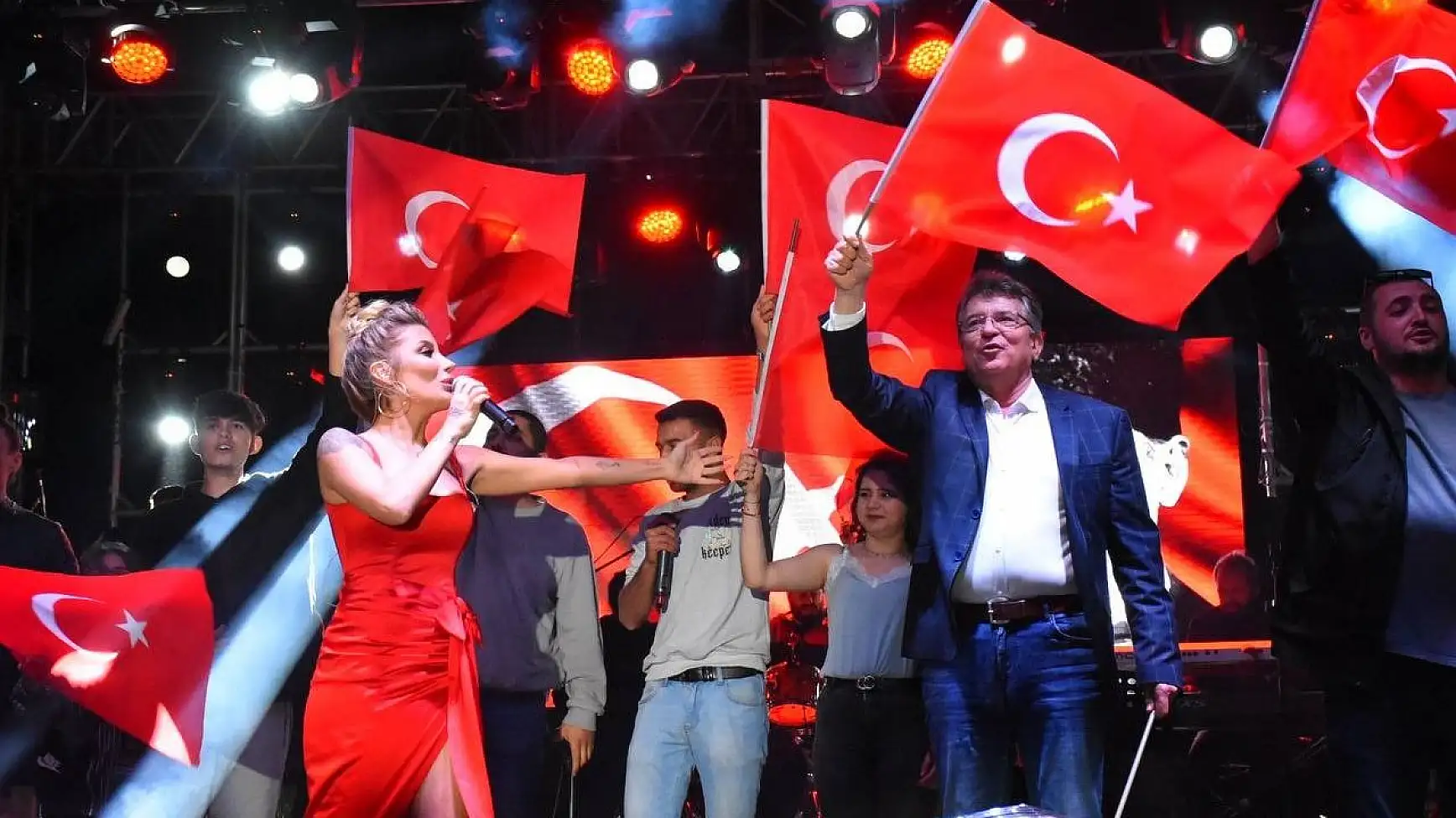 İrem Derici Edremit’te sahne aldı