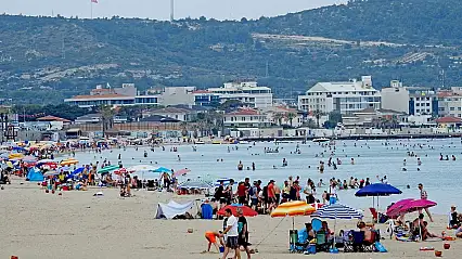 Sıcaklık arttı, tatilciler Çeşme'ye akın etti