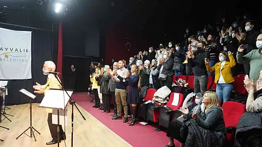 'Ayvalık fidanlarına bir destek de Müzik Derneği'nden geldi