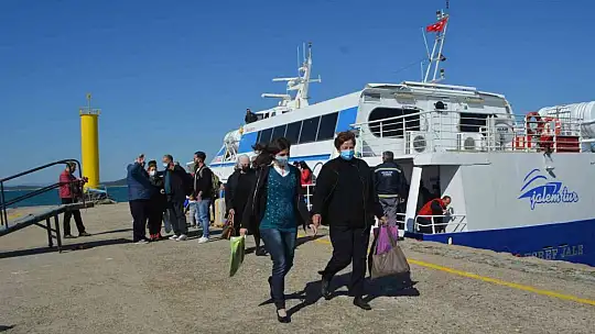 25 ay sonra ilk Yunanlı turist kafilesi çiçeklerle karşılandı