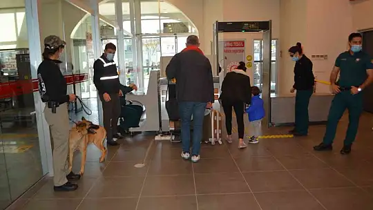 25 ay sonra ilk Yunanlı turist kafilesi çiçeklerle karşılandı