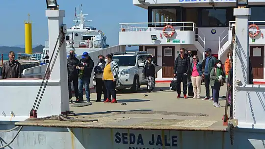 25 ay sonra ilk Yunanlı turist kafilesi çiçeklerle karşılandı