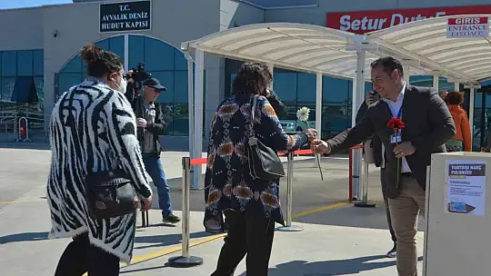 25 ay sonra ilk Yunanlı turist kafilesi çiçeklerle karşılandı