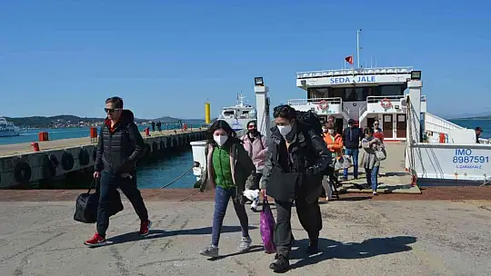 25 ay sonra ilk Yunanlı turist kafilesi çiçeklerle karşılandı