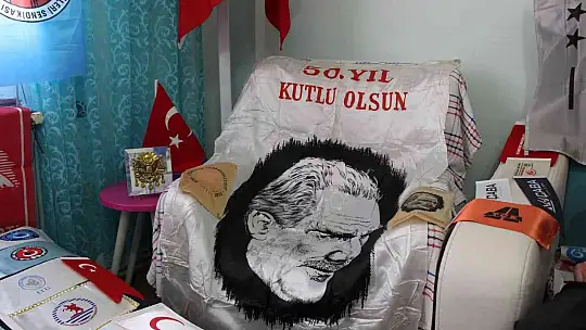 37 yıldır bayrak ve flama biriktiriyor