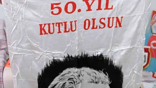 37 yıldır bayrak ve flama biriktiriyor
