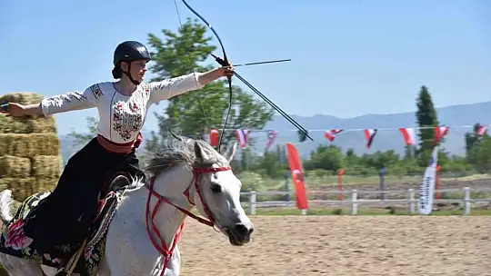 Akıncı Toyu Atlı Okçuluk yarışmasının ilk günü tamamlandı