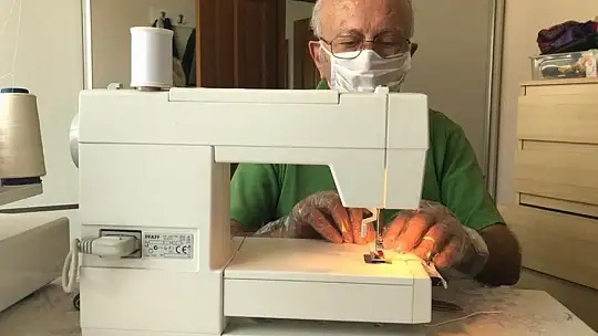 Ayvalık Kent Konseyi Kadın Meclis Üyeleri altı ayda 99 bin maske üretti