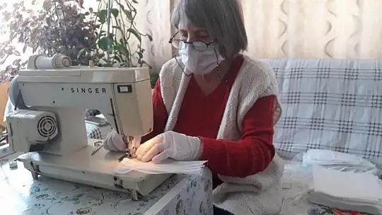 Ayvalık Kent Konseyi Kadın Meclis Üyeleri altı ayda 99 bin maske üretti