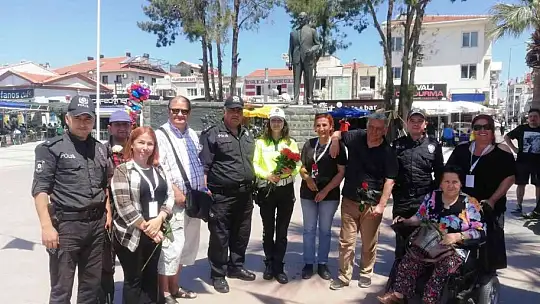 Ayvalık polisi engellilerin yanında