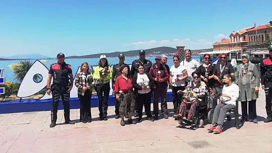 Ayvalık polisi engellilerin yanında