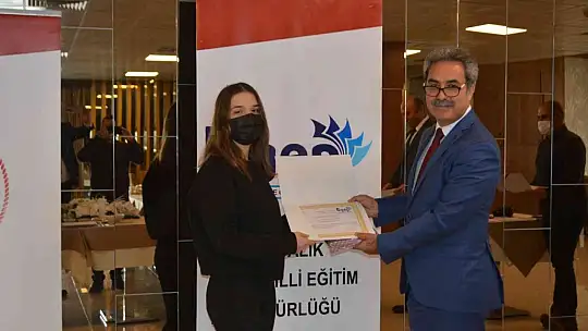 Ayvalık'ta başarılı öğrencilerine öğle yemeği ikramı