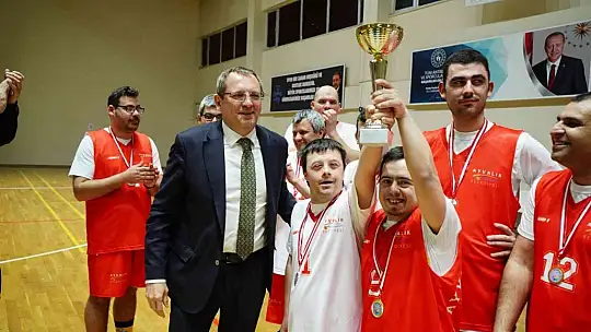 Ayvalık'ta Başkan Ergin'den down sendromlu çocuklara sürpriz