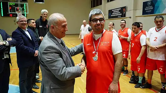 Ayvalık'ta Başkan Ergin'den down sendromlu çocuklara sürpriz