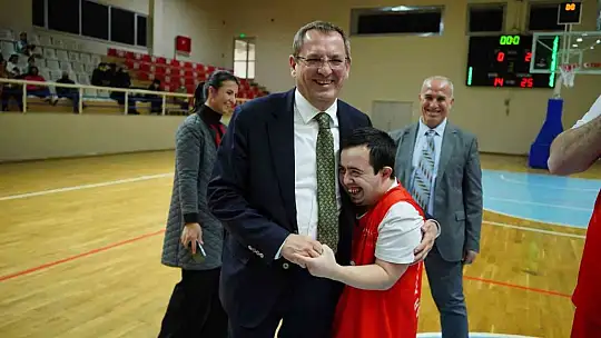 Ayvalık'ta Başkan Ergin'den down sendromlu çocuklara sürpriz