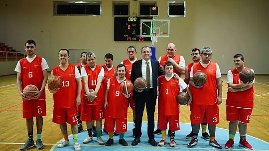 Ayvalık'ta Başkan Ergin'den down sendromlu çocuklara sürpriz