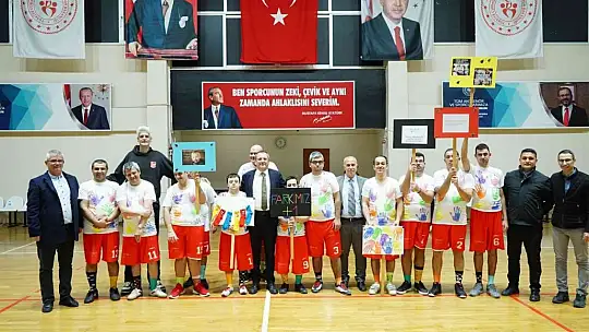 Ayvalık'ta Başkan Ergin'den down sendromlu çocuklara sürpriz