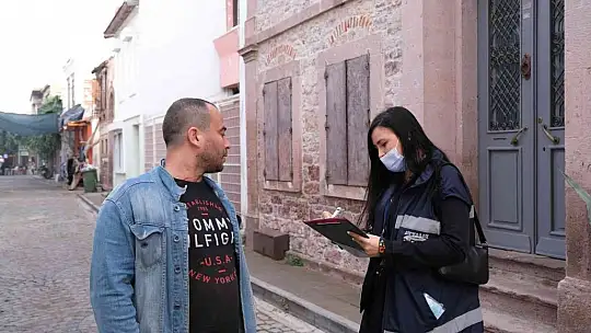Ayvalık'ta böyle anket görmeyen vatandaş önce şaşırdı, sonra memnun oldu