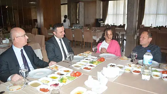 Ayvalık'ta Kaymakam Yaman'dan engellilere kahvaltılı jest