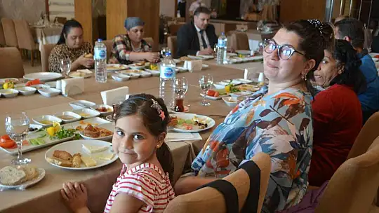 Ayvalık'ta Kaymakam Yaman'dan engellilere kahvaltılı jest