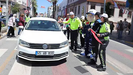 Ayvalık'ta Kaymakam Yaman'dan 'Yayalar İçin 5 Adımda Güvenli Trafik' etkinliğine tam destek