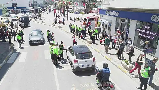 Ayvalık'ta Kaymakam Yaman'dan 'Yayalar İçin 5 Adımda Güvenli Trafik' etkinliğine tam destek