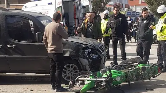Ayvalık'ta motosiklet ticari araçla çarpıştı: 2 yaralı