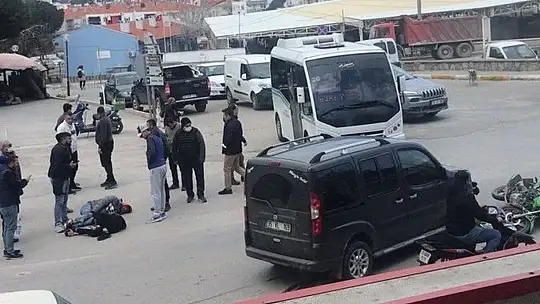 Ayvalık'ta motosiklet ticari araçla çarpıştı: 2 yaralı